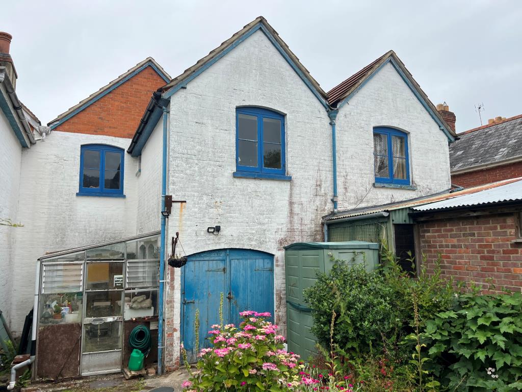 Lot: 76 - DOUBLE-FRONTED SHOP, FLAT LET TO A REGULATED TENANT AND FORMER BAKEHOUSE WITH POTENTIAL - Freehold Investment Opportunity in Freshwater Isle of Wight